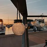 Cozy Floating House With Sauna 보트호텔 탈린