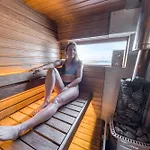 Cozy Floating House With Sauna 보트호텔 *