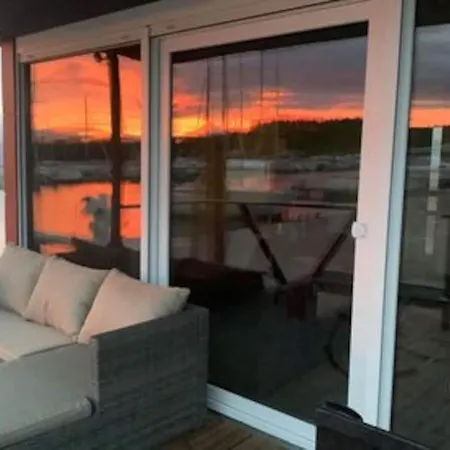 Cozy Floating House With Sauna Ботель Таллин