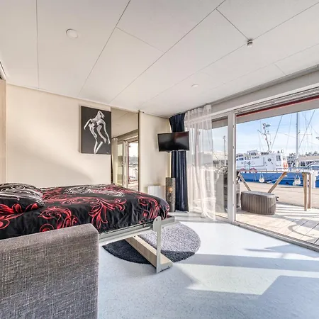 Cozy Floating House With Sauna Tallinn