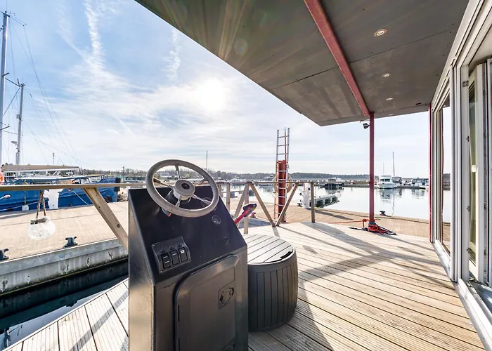 Cozy Floating House With Sauna Hotel en barco