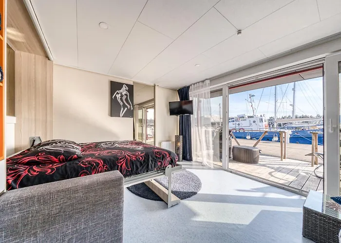 Cozy Floating House With Sauna Tallin