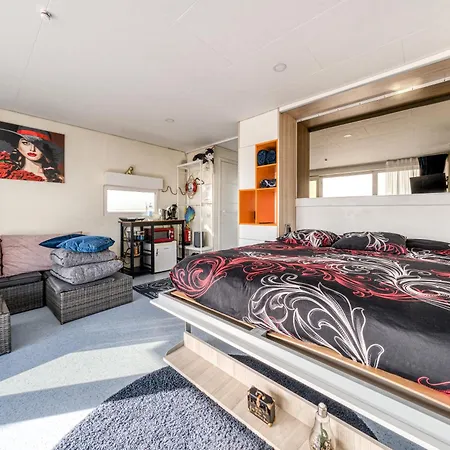 ספינת מלון Cozy Floating House With Sauna טאלין