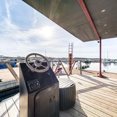 Cozy Floating House With Sauna Båthotell