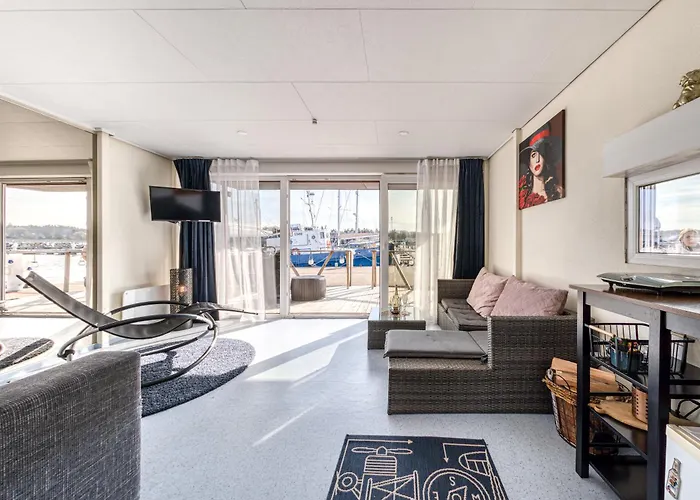 Cozy Floating House With Sauna Tallinn